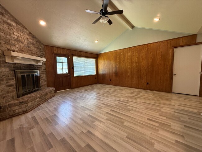 Foto del edificio - 422 Gamewood Dr