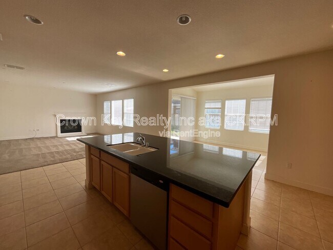Building Photo - 546 W Campania Way