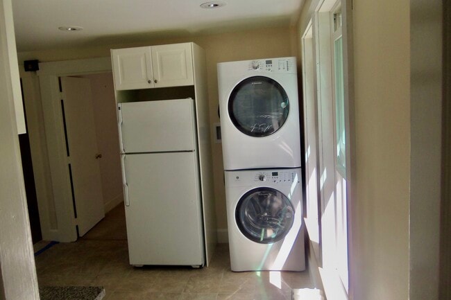 Building Photo - 122 W Central St