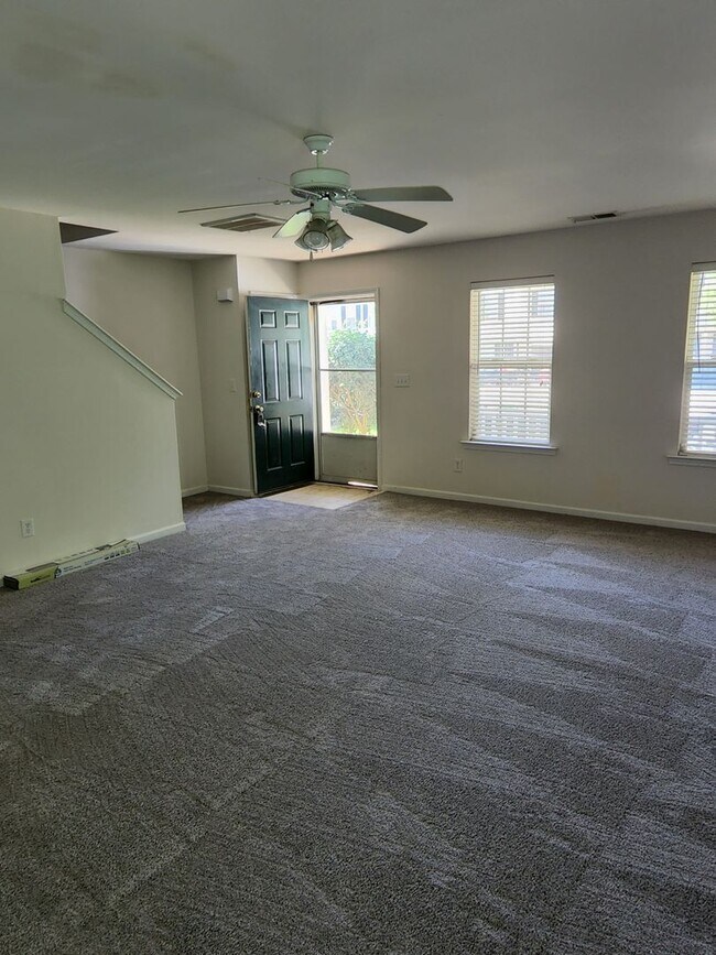 Building Photo - Single Family Home!