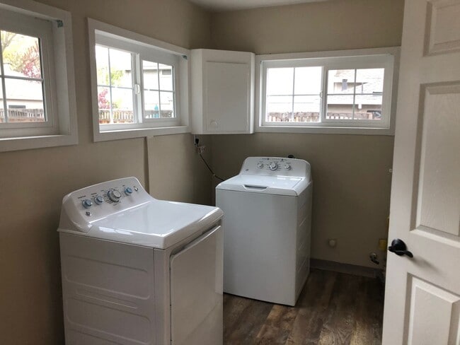 Building Photo - Downtown Pleasanton Charmer 3 BR 1 BA