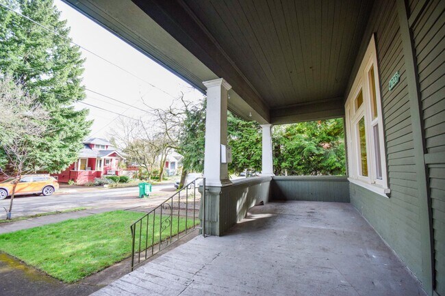 Foto del edificio - Spacious 4BD/2BA Two-Story Home w/ Fenced Yard & Huge Basement! Pets OK!