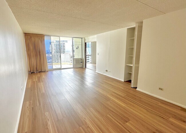 Foto del edificio - CONVENIENTY LOCATED AND SPACIOUS 2BD/2BA CONDO UNIT - WAIKIKI (NEWLY RENOVATED)
