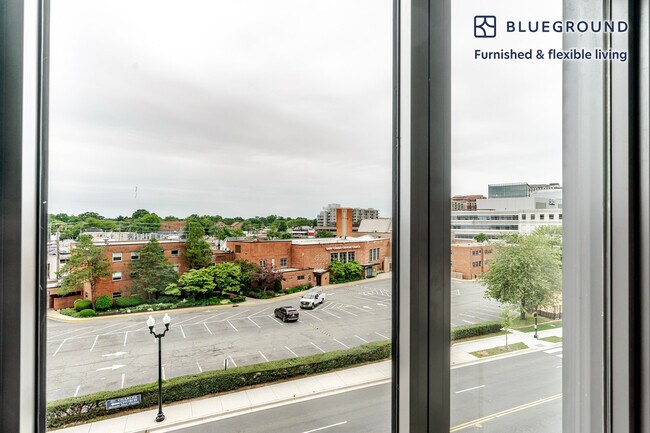 Foto del edificio - 3275 Washington Blvd