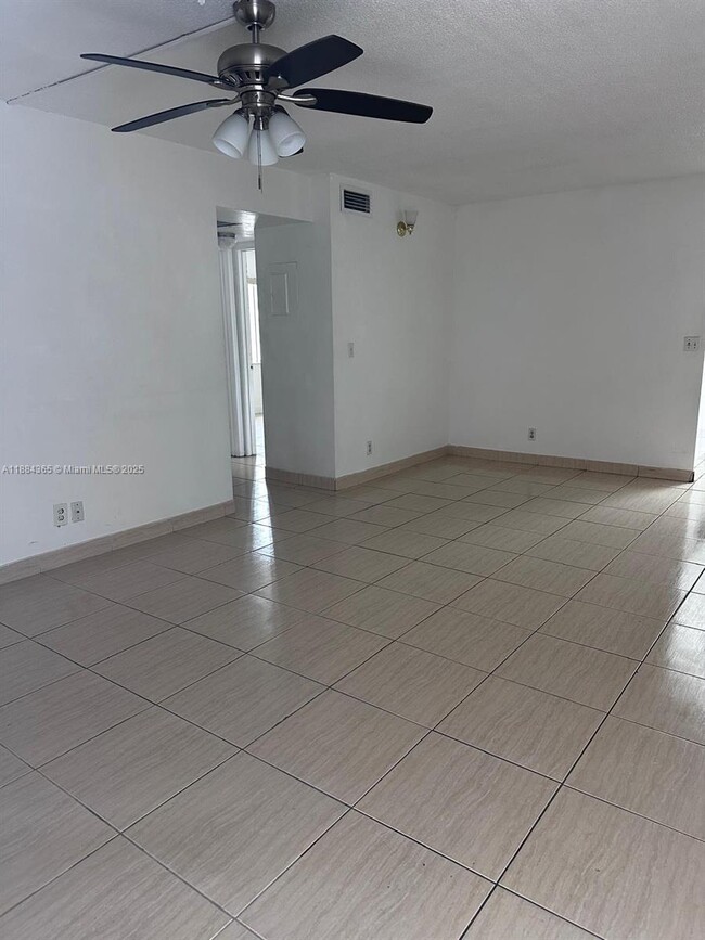 Building Photo - 10124 Twin Lakes Dr