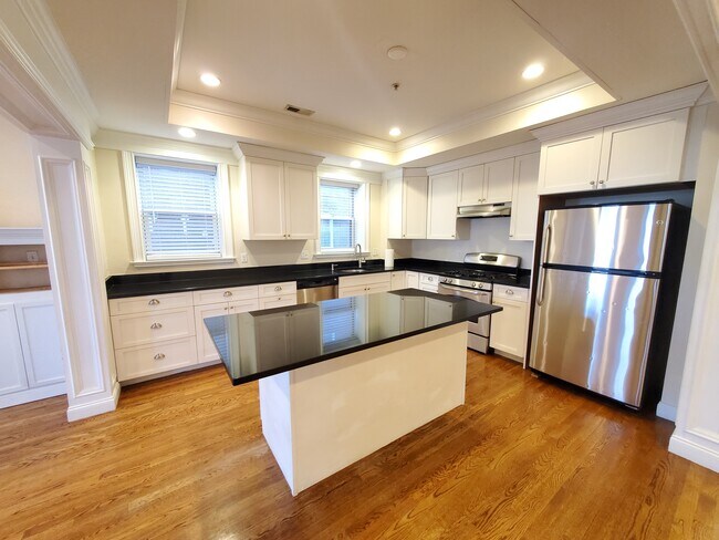 Building Photo - 1803 Beacon St