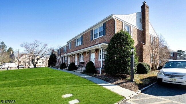 Building Photo - 68 New England Ave