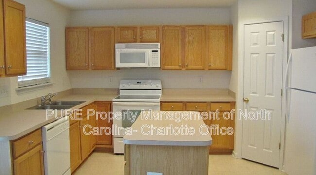 Building Photo - 18554 Oakhurst Blvd