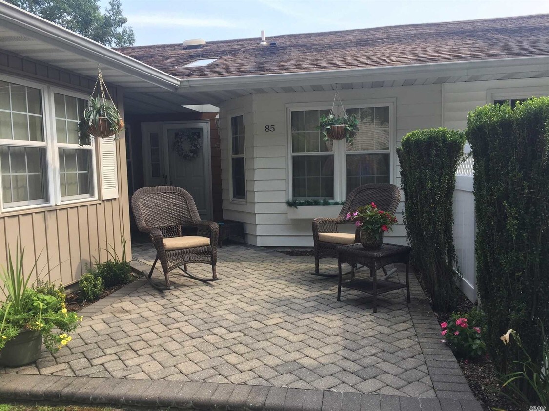 Foto principal - 85 Revere Dr