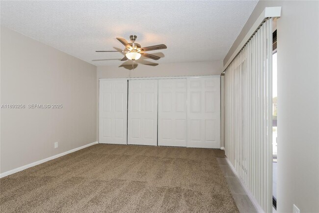 Foto del edificio - 4011 Palm Bay Cir