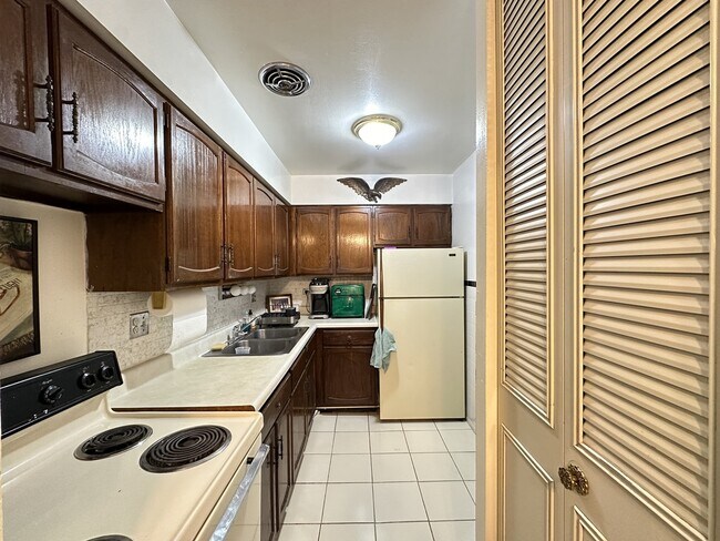 Foto del edificio - 3825 N Pine Grove Ave