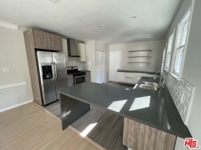 Foto del edificio - 437 Shirley Pl