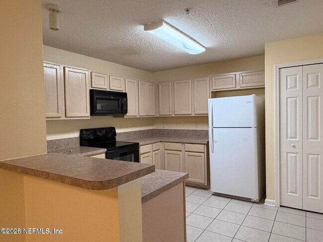 Foto del edificio - 7920 Merrill Rd