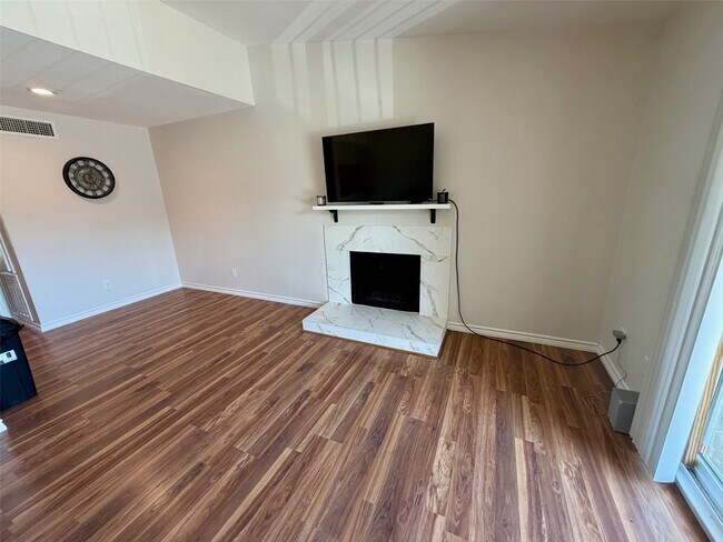 Foto del edificio - 3300 Pebblebrook Dr