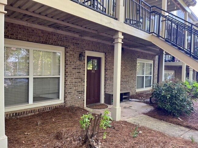 Building Photo - 490 Barnett Shoals Rd