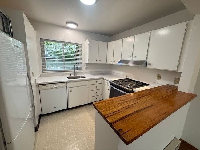 Building Photo - TWO BEDROOM PLUS LOFT, ONE AND HALF BATH T...