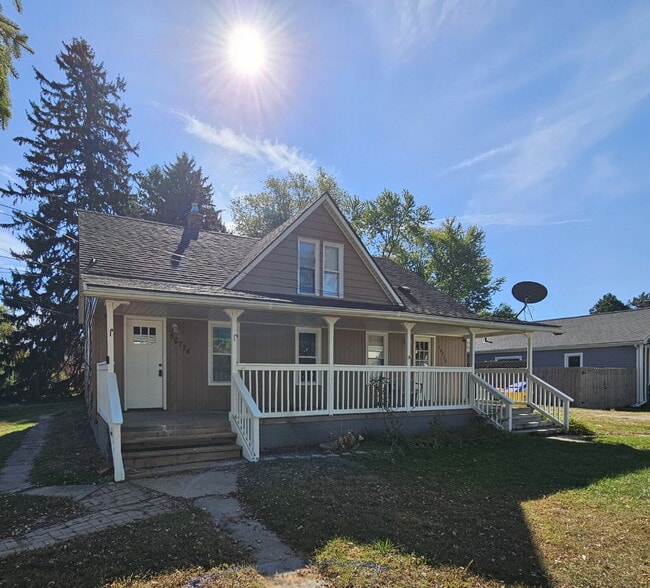 Building Photo - Duplex - 2 Bedroom Completely Remodeled Li...