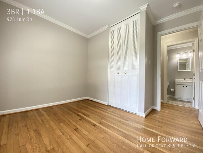 Building Photo - 925 Lily Dr