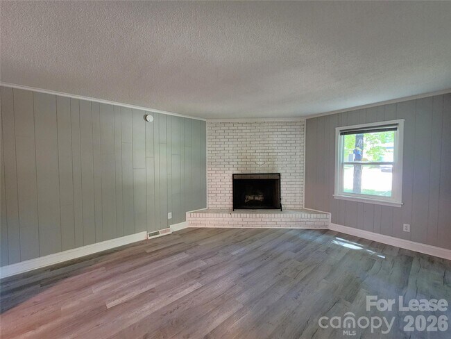Foto del edificio - 3340 Silver Stream Rd