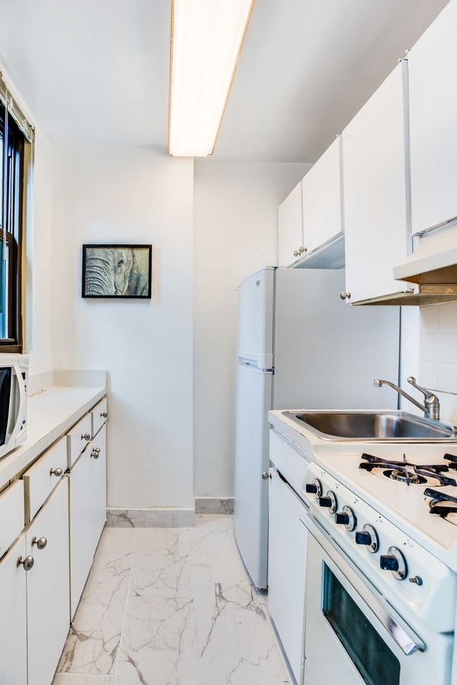 Kitchen - 1021 Arlington Blvd