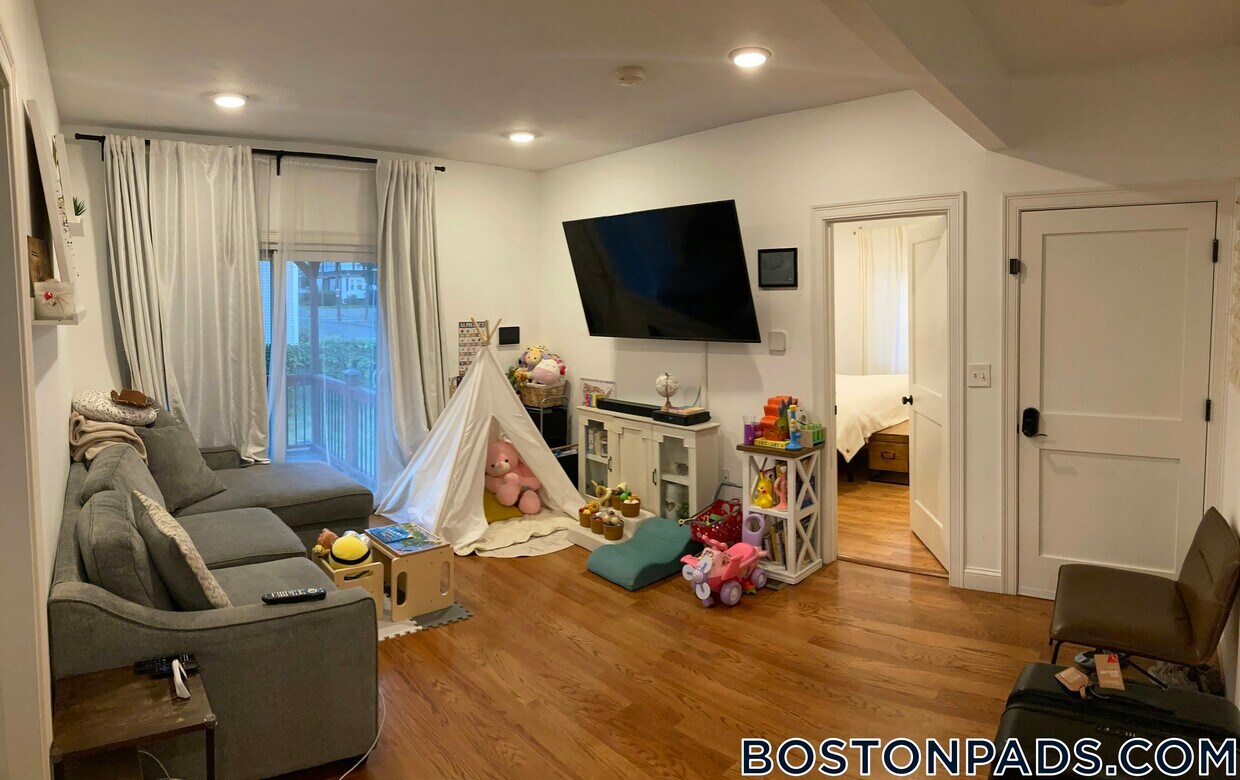 Foto principal - 30 Taunton Ave