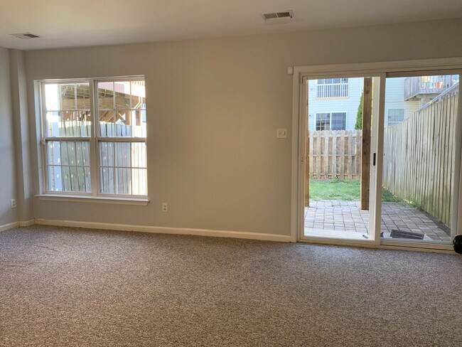 Foto del edificio - Spacious 3-Bed / 2.5-Bath Townhome – Antrim Crossing Subdivision