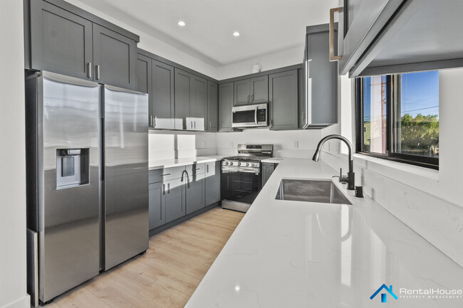 Building Photo - 3005 La Paz Dr