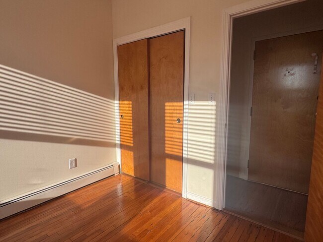Building Photo - NO FEE!!! TRUE 1 BEDROOM WITH DISHWASHER & GREEN LINE ACCESS!