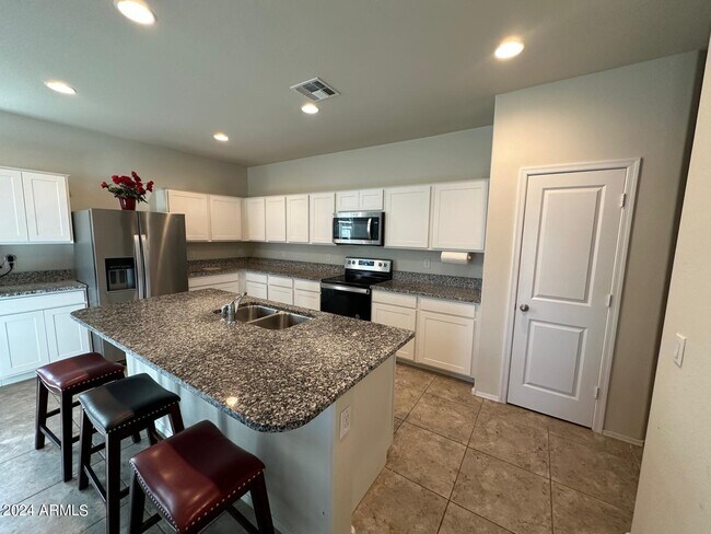Foto del edificio - 7811 West Riverside Avenue