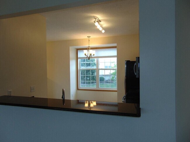 Foto del edificio - 15871 Foliage Ave