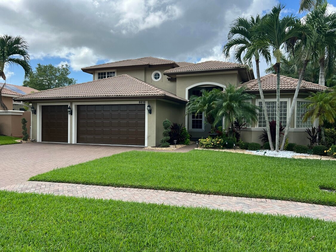 Primary Photo - 6616 Cobia Cir