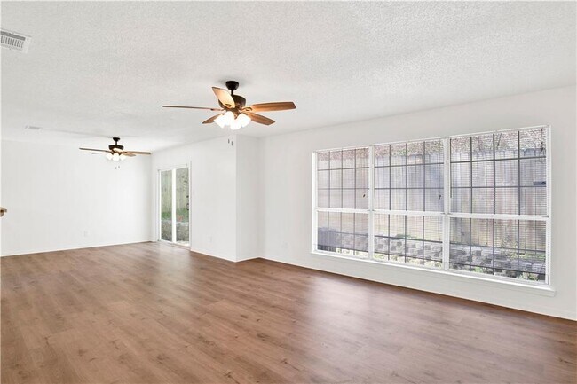 Foto del edificio - 5631 Bentley Ln