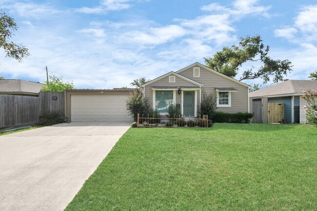 Building Photo - 2322 Haldane Dr