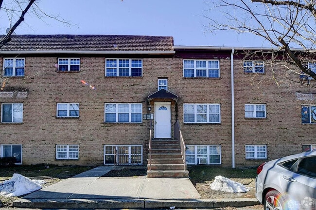 Building Photo - 143 College Dr