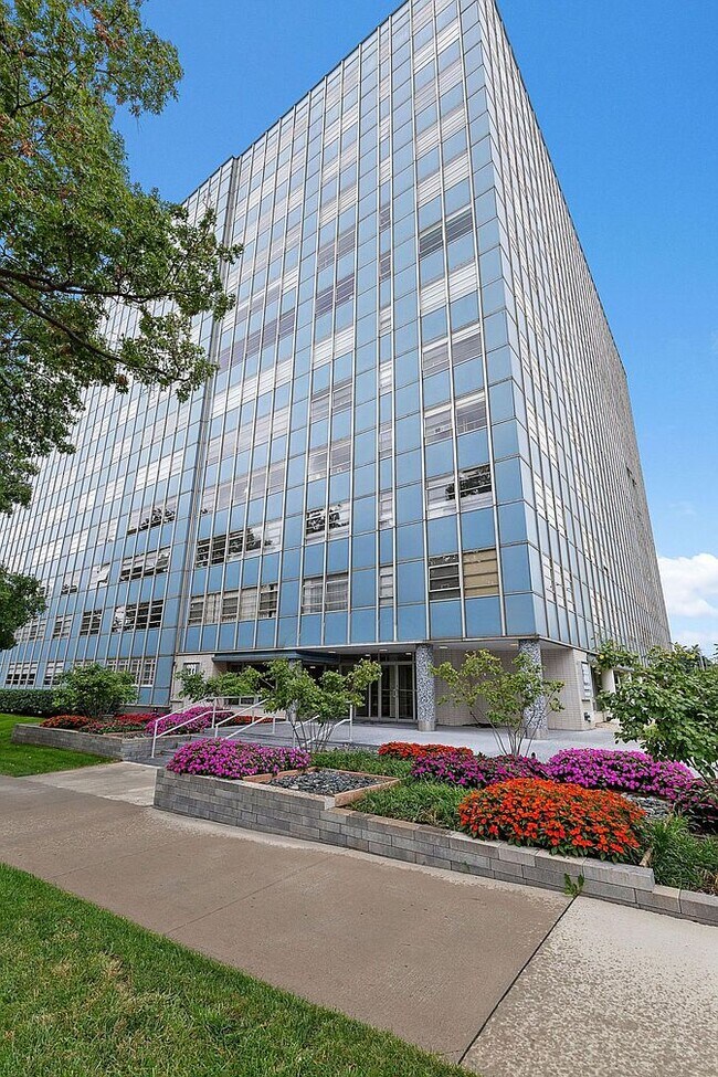 Foto del edificio - 333 W Meyer Blvd