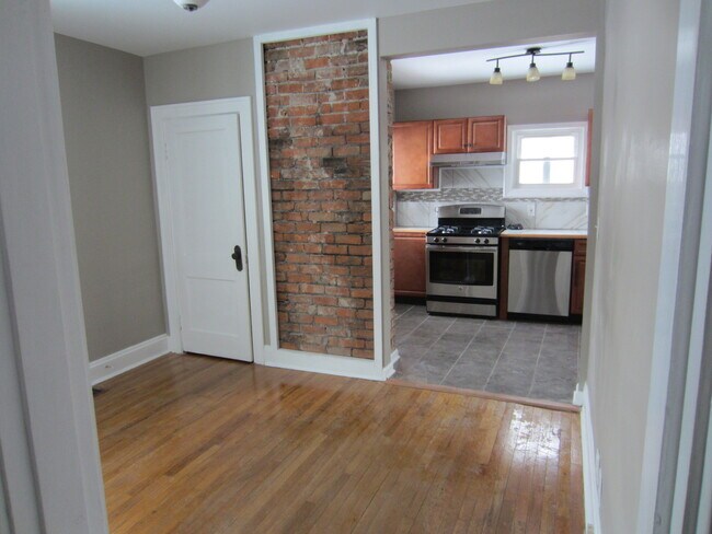 Foto del edificio - Renovated 3 Bed 2 Bathroom Home in Pleasan...