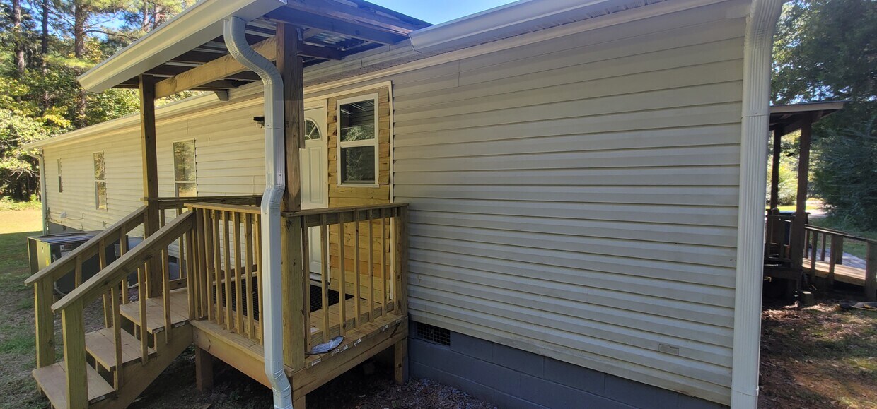 Porch Entry - 956 New Hutchinson Mill Rd
