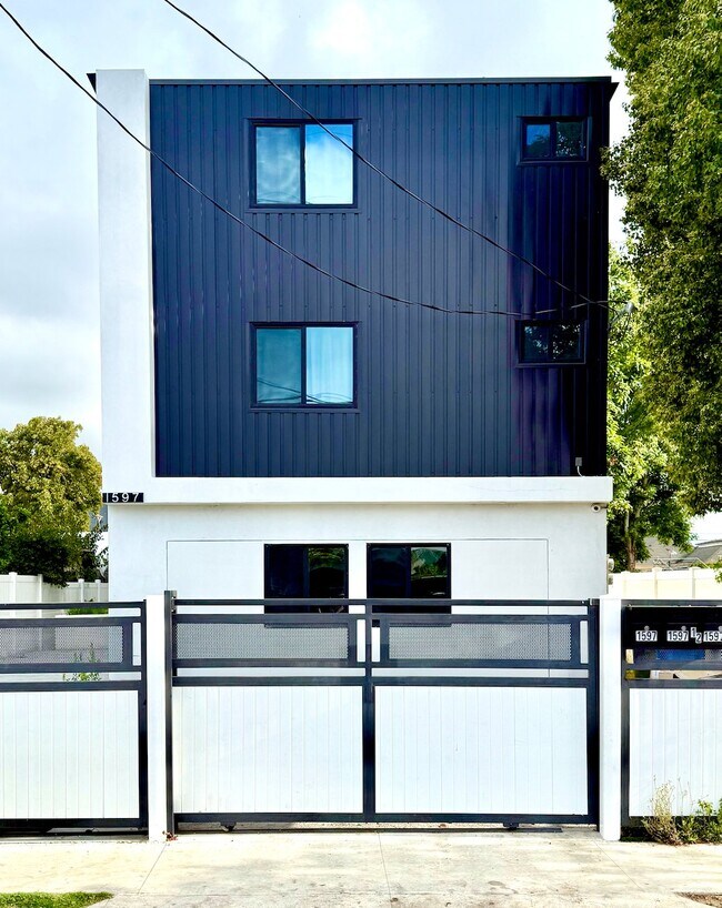 Foto del edificio - 1597 W 37th St