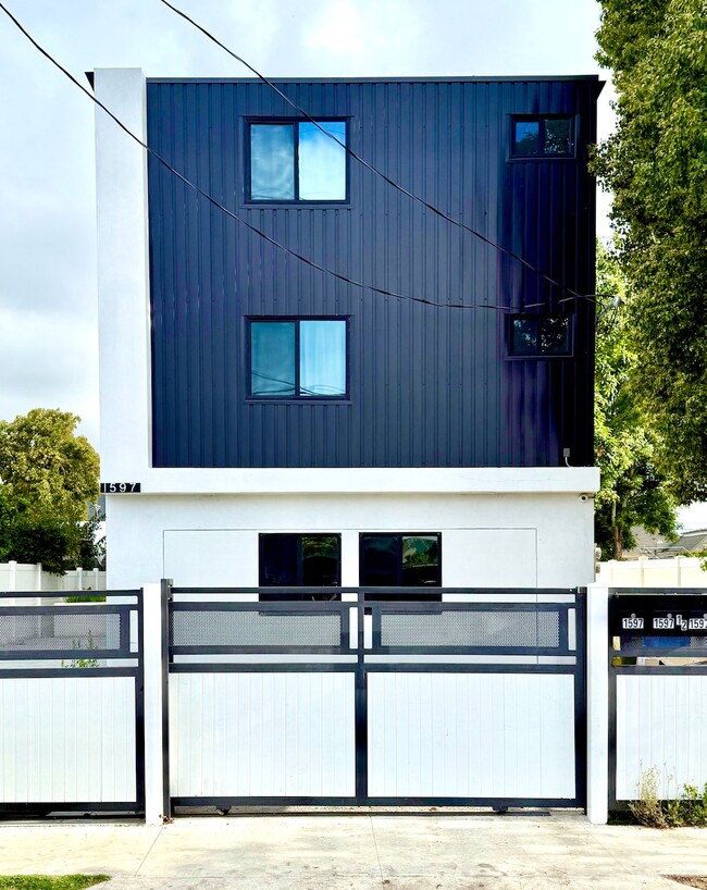 Building Photo - 1597 W 37th St