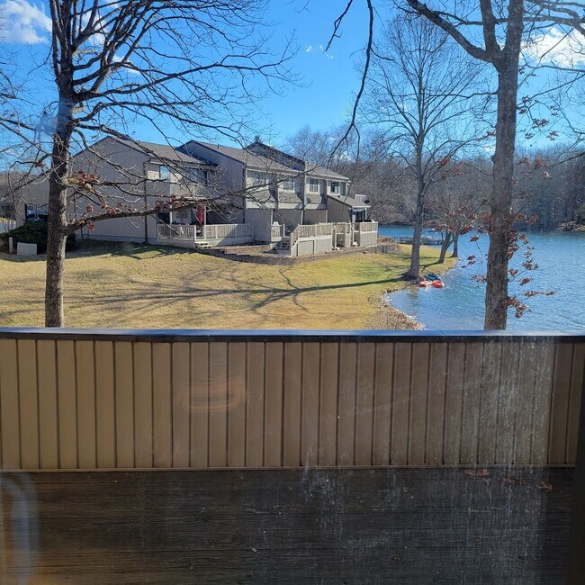 Foto del edificio - 74 Lakeshore Ct