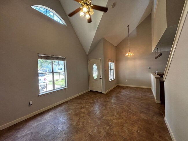 Foto del edificio - 329 N Grove Cir