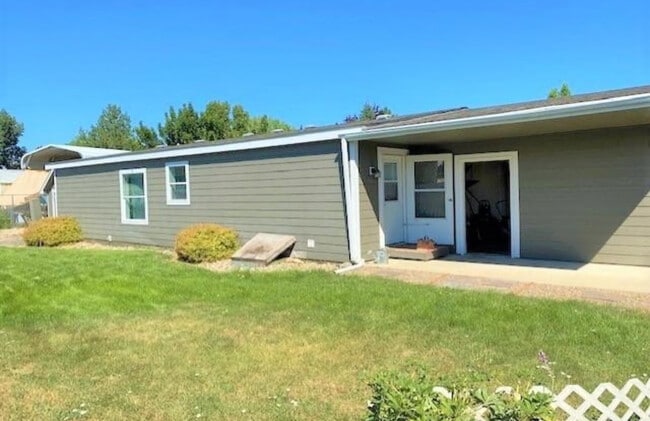 Building Photo - 1400 Evergreen Rd