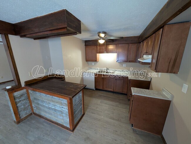 Foto del edificio - North Ridgeville Split Level with New Kitchen and Updates!