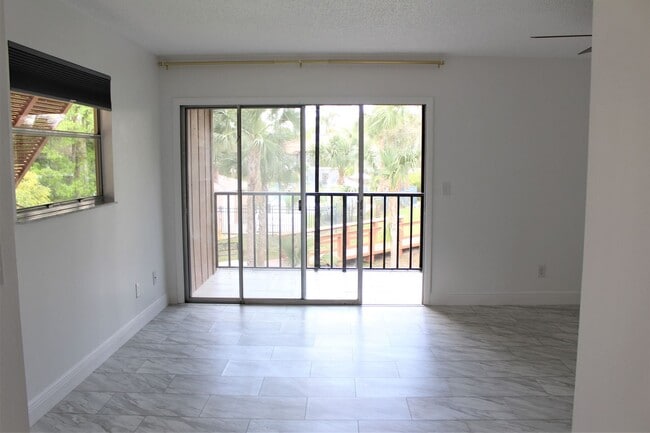 Building Photo - 2 Bedroom, 2 Bath in Deltona!
