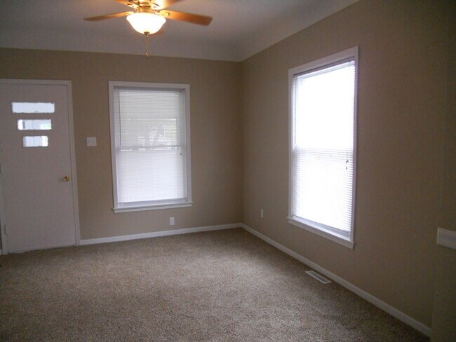 Building Photo - 3 BR 1BA w/ Many Updates