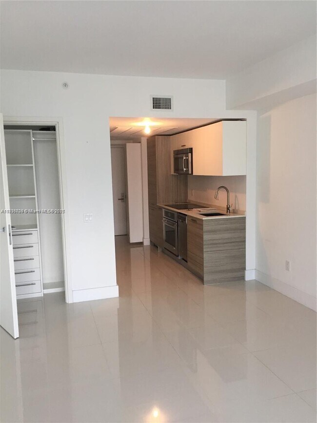 Foto del edificio - 1300 Brickell Bay Dr