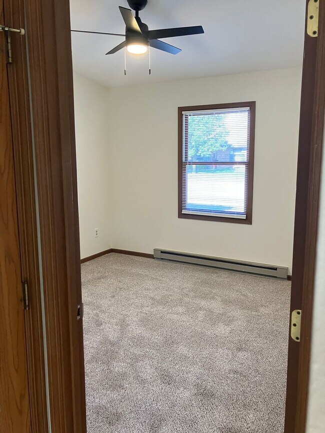 Foto del edificio - Updated 2 Bedroom, 1.5 Bath, and 1-Car Gar...