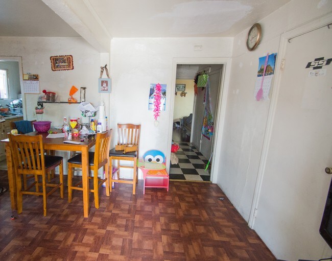 Cocina-2 habitaciones - 7408-7411 Elsie St (7408-7411 Parmalee Ave)