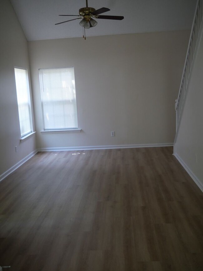 Foto del edificio - 313 Holmes Blvd