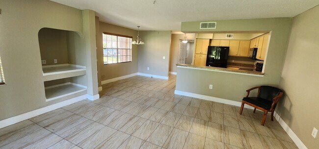Building Photo - 13929 Fairway Island Dr